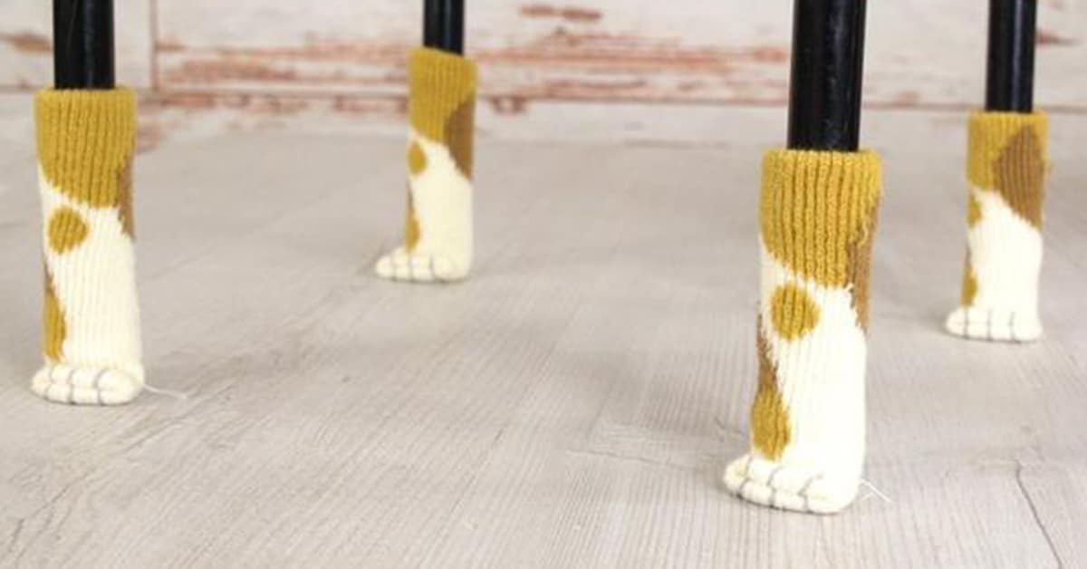 Estas adoráveis meias de patas de gatos para cadeiras vão proteger
